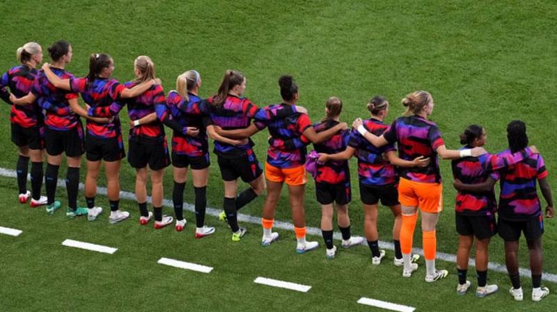 England Team Unites in Powerful Show of Support for Carter