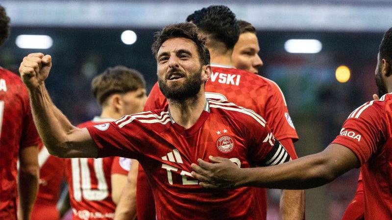  Aberdeen's Graeme Shinnie celebrates after scoring to make it 2-1 