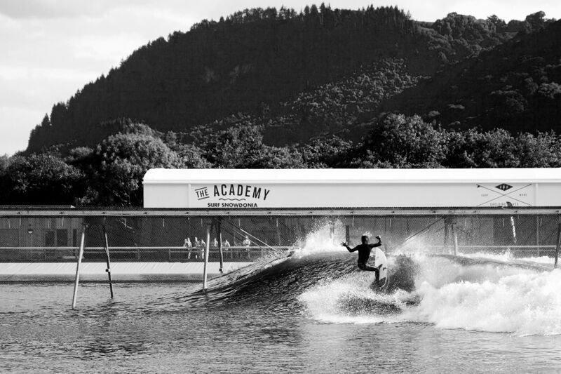 Falle bod oes aur y pier ar ben, ond mae oes newydd o antur wedi dechrau yr haf yma yn Nolgarrog // The golden age of the piers may be over, but a new age of adventure has begun in Dolgarrog
