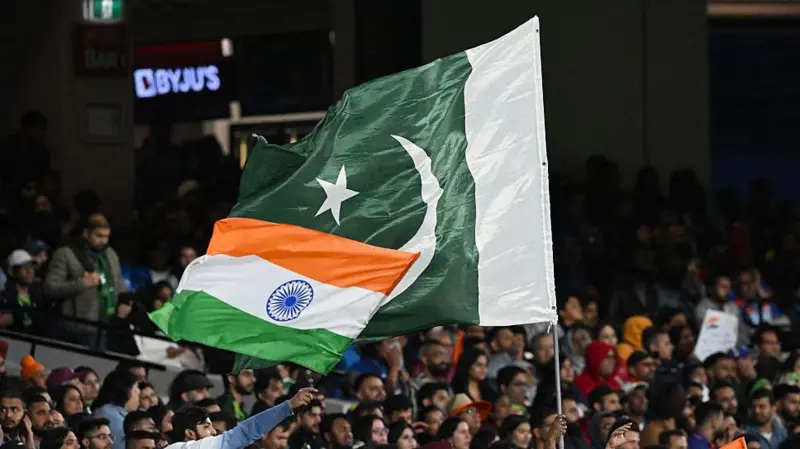 Spectators wave India and Pakistan flags 