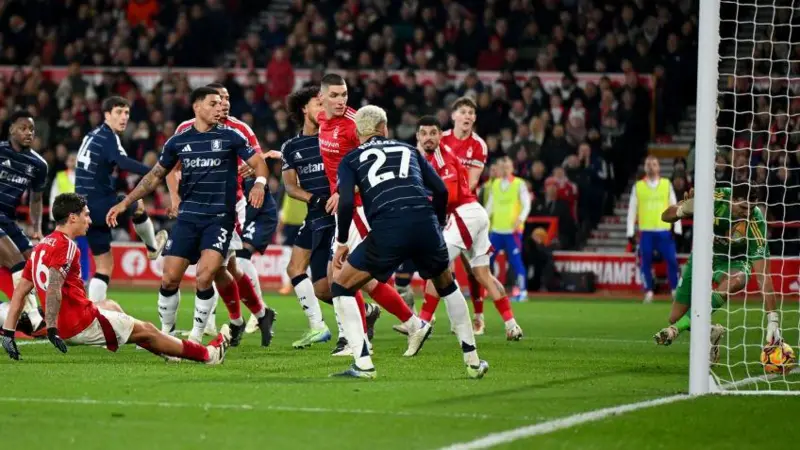 "Like a magician": Jamie Redknapp enthuses over Emi Martinez's incredible save from Forest's Dominguez