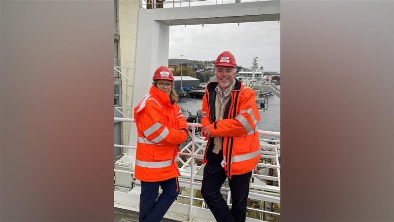 An Caiptean Iain MacNèill MNM DUNIV is a bhean Kat Heathcote NicNèill MBE