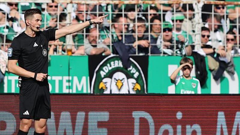Masked fan unplugs VAR monitor in German match