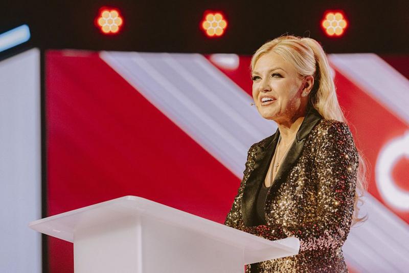 Erika Kirk endorses JD Vance for president at tense conservative event