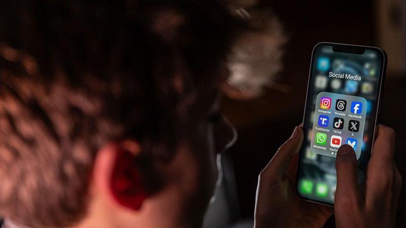 More than 60 Labour MPs urge PM to ban social media for under-16s