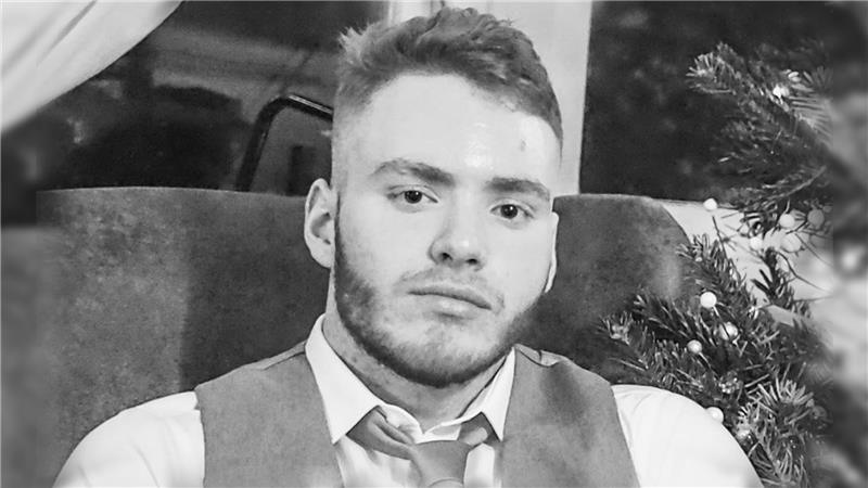 "Roedd Carwyn yn cael ei garu cymaint ac rydym wedi torri ein calonnau," meddai ei deulu