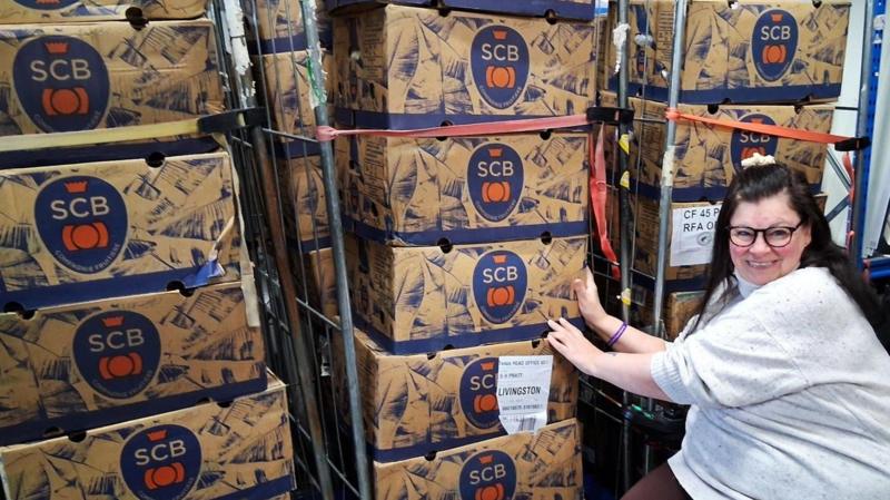 Islanders snap up free bananas after shop orders 38,000 by mistake