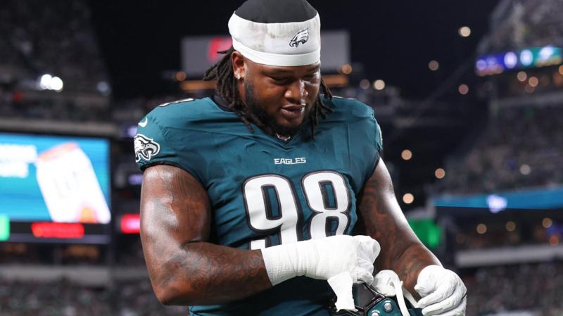 Carter ejected for spitting as Eagles open with win