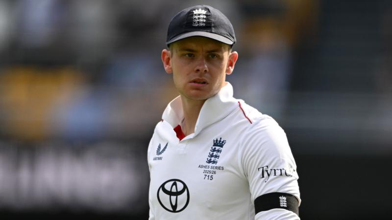 Smith drop an early blow in tale of two Ashes keepers