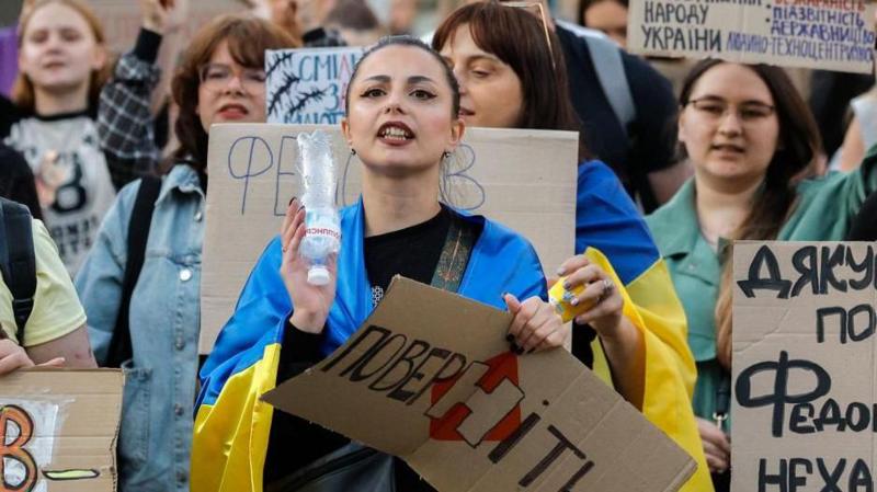 Зеленський намагається владнати кризу через відставку міністра оборони і рахує втрати