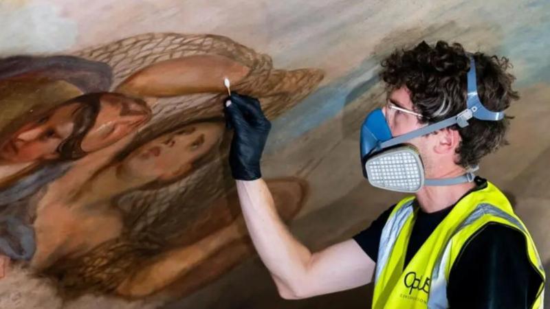 Search for workmen who wrote names on Palace ceiling