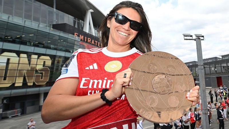 Caldentey embraces 'cool' pressure as Arsenal target Treble