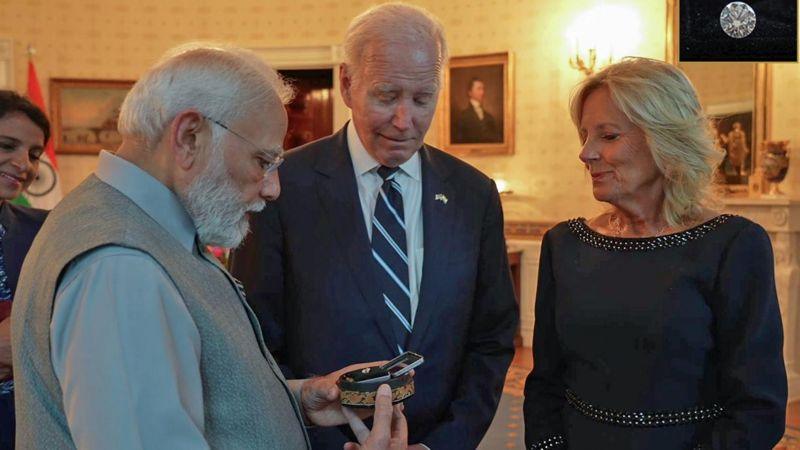 प्रधानमंत्री नरेंद्र मोदी जिल बाइडन को गिफ़्ट देते हुए.
