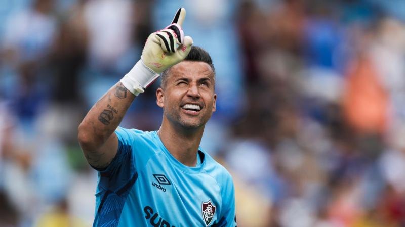 Fluminense's Fabio Shatters Shilton's Record for Most Appearances!