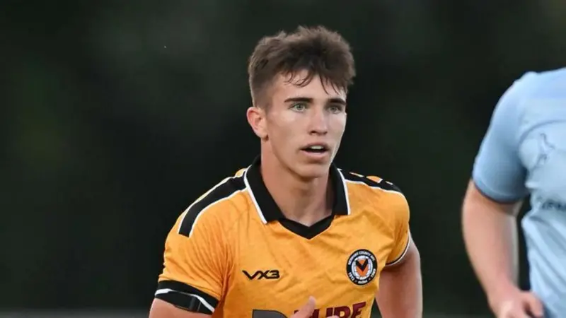 El joven Pugh firma un nuevo contrato con los Exiles.