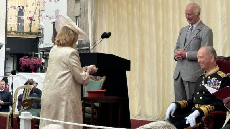 A woman gives the King two duck eggs