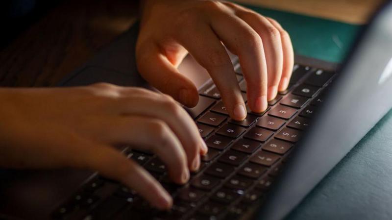 Bereaved families call for inquiry into government response to suicide websites