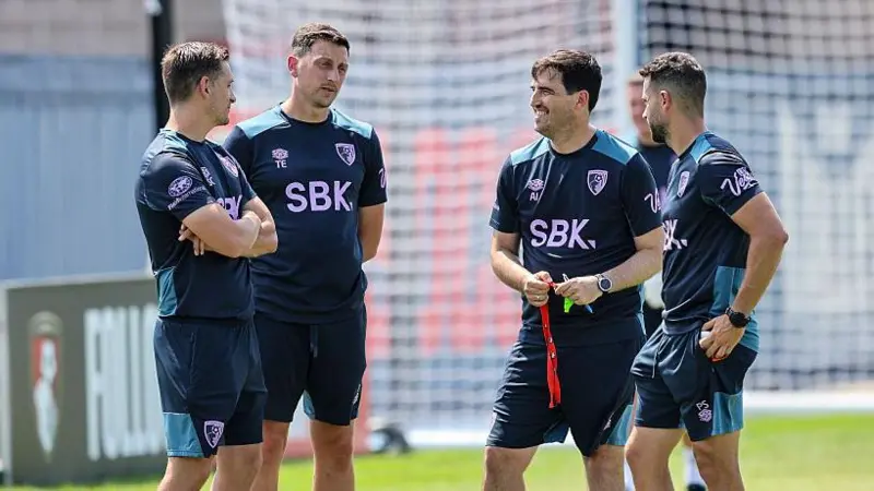 Lo que el cuerpo técnico de Iraola aporta al Liverpool