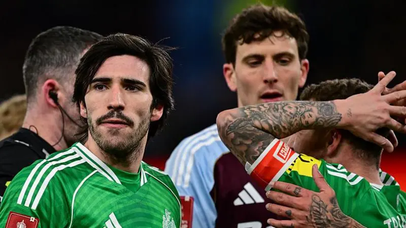 Newcastle complain to referee Chris Kavanagh