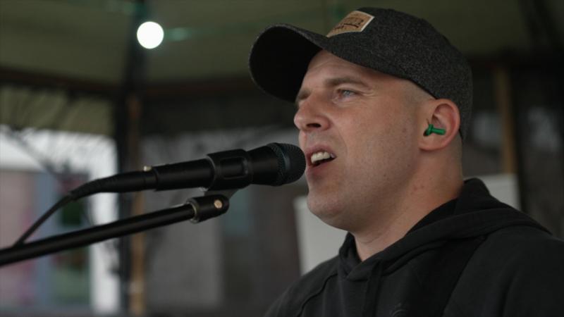 Musician with broken thumb busks his way into record books