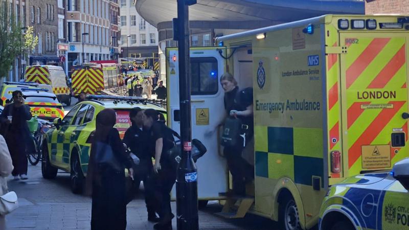Farringdon station shut due to suspected gas leak