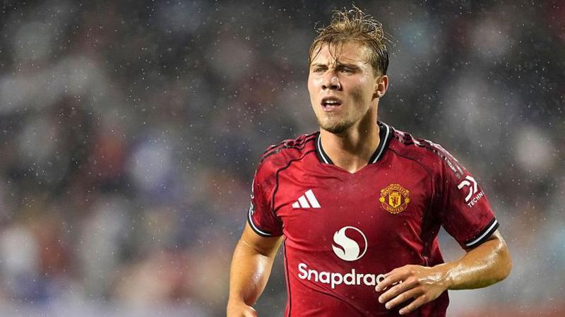 Hojlund Pleads for Backup in Man Utd's Struggling Attack