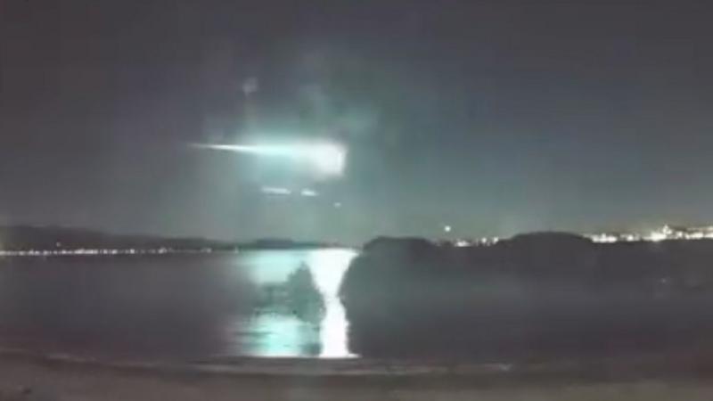 Moment bright light trail streaks across New Zealand skyline