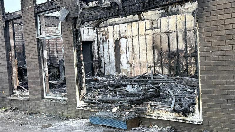 Llun o ddifrod y tan i adeilad y clwb. Mae'r ffenestri wedi mynd ac mae'r tu fewn yn du.