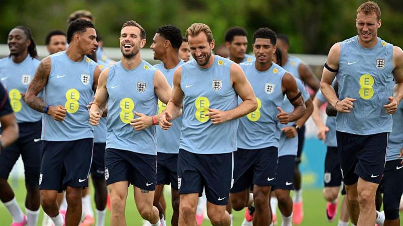What is SkyJo? The card game being played in the England camp