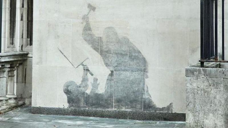 Banksy mural scrubbed from Royal Courts of Justice