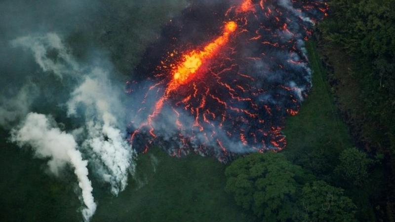 Hawaii Footage Shows Kilauea Volcano Erupting Again Bbc News