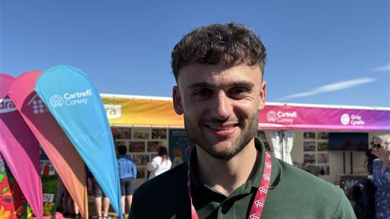 Robin Hughes o Tai Gogledd Cymru