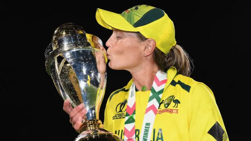 Meg Lanning kisses the World Cup trophy in 2022