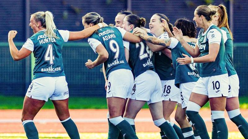Hibs players celebrate