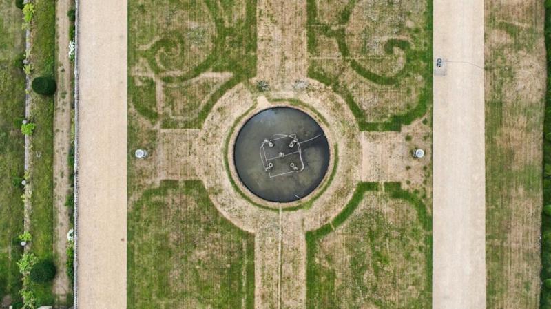 Parched grass reveals 'lost' 17th Century garden