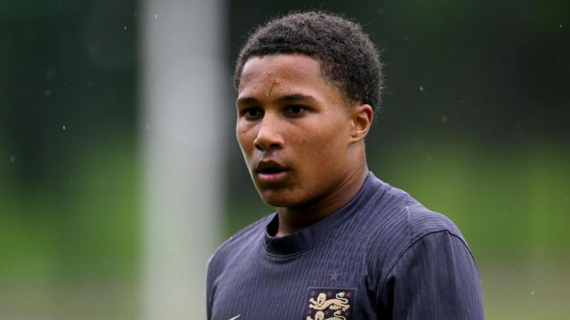 Barcelona sign Norwich prospect Tavares