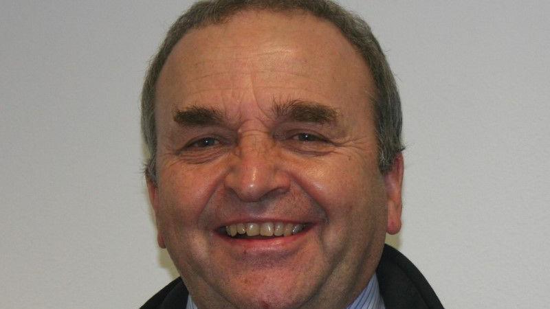 Mae Dafydd Jarrett o NFU yn credu bod angen anogaeth bellach ar rai ffermwyr i ddefnyddio technoleg