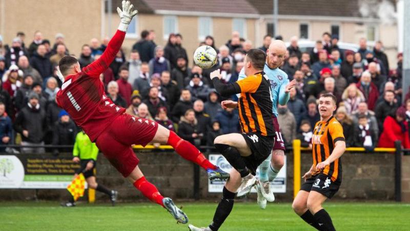Scottish Cup Showdown: Auchinleck vs Cumnock Live on BBC!
