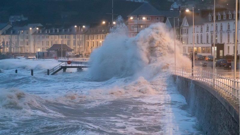 Tonnau mawr ar arfordir Aberystwyth yn ystod storm. 