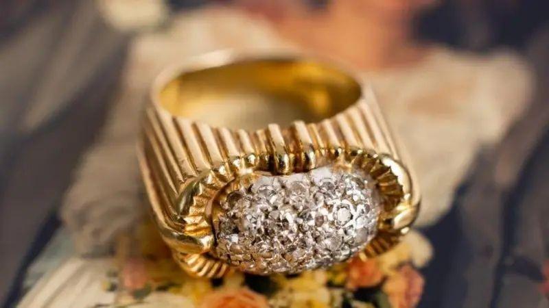 An 18ct gold diamond ring, which features a domed white centrepiece including 27 single-cut diamonds of slightly varying sizes.
