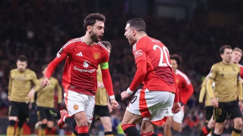 Fernandes hat-trick puts Man Utd into last eight