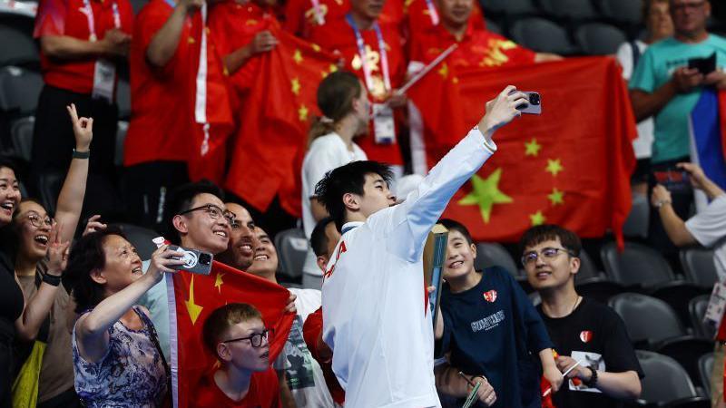 Pan Zhanle takes selfie with fans at Paris 2024