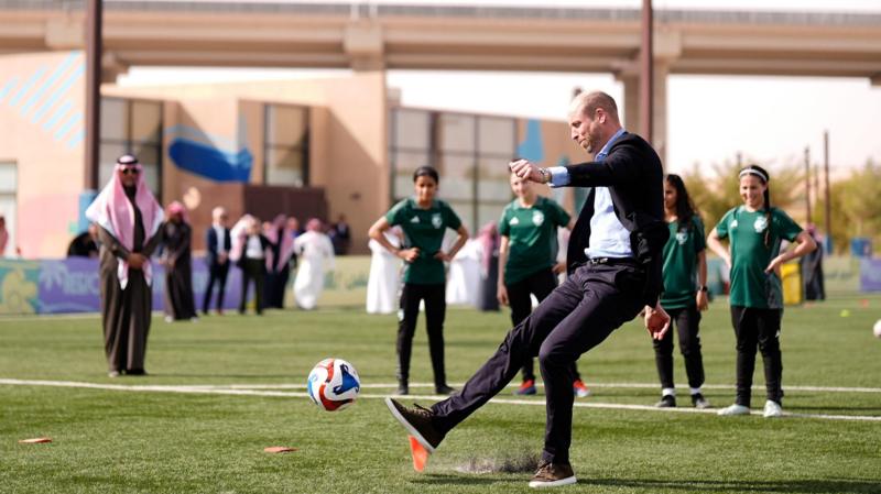 William meets female footballers during Saudi Arabia visit