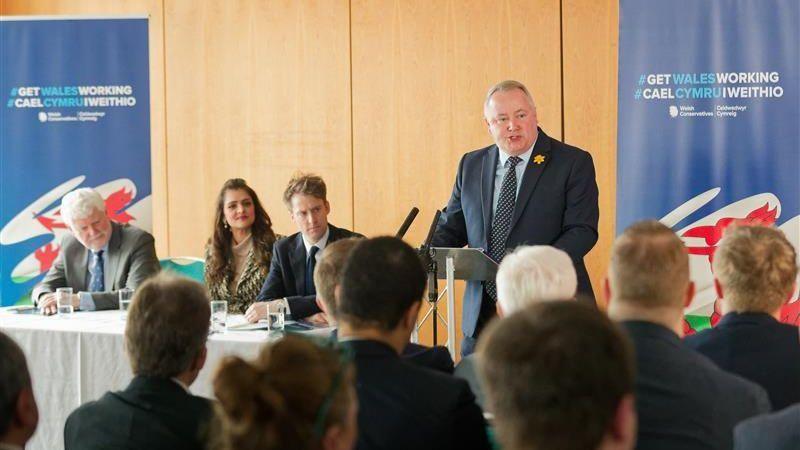 Darren Millar yn cyhoeddi'r maniffesto