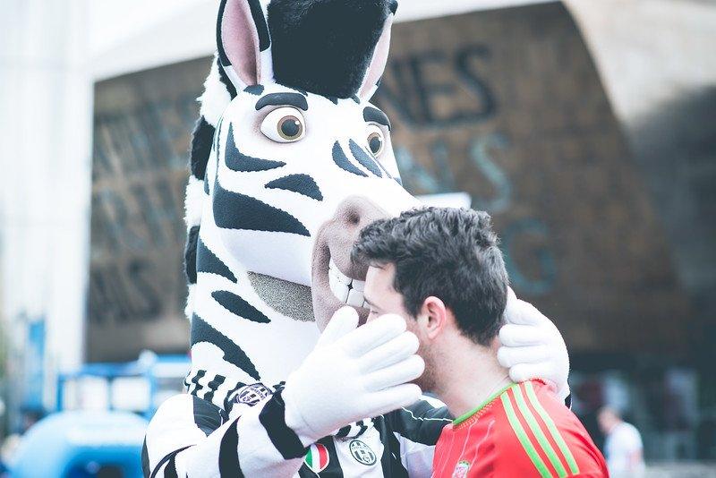 Sebra o Turin yn dod ar draws un o gefnogwyr Cymru ym mae Caerdydd