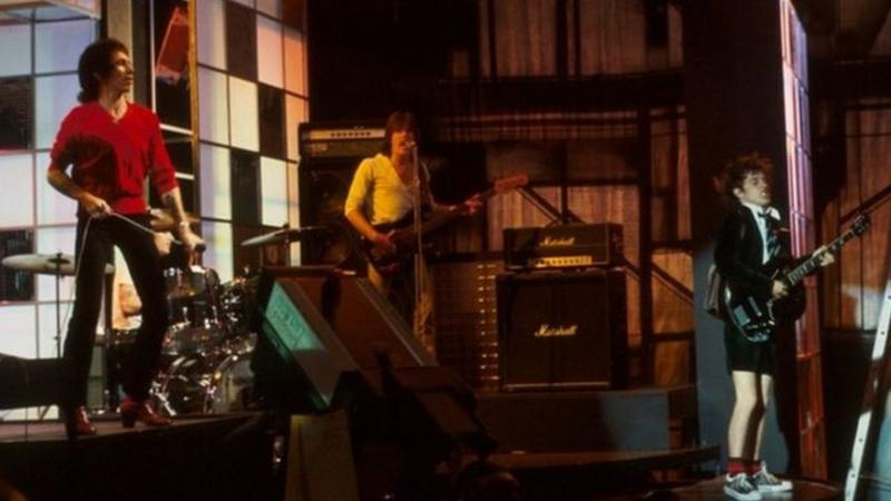 AC/DC singer's statue unveiled at BonFest - BBC News