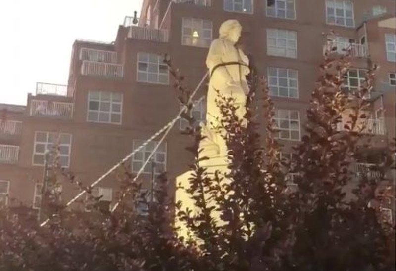 Protesters pull down the statue of Christopher Columbus in Baltimore (04/07/20)