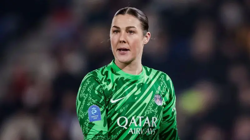 "I get to go away and work hard in silence": Goalkeeper Mary Earps reflects on her life out of the spotlight since joining PSG 