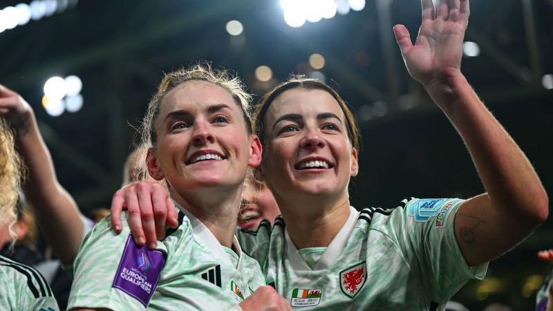 Angharad James yn dathlu cyrraedd Euro 2025 gyda Rachel Rowe wedi'r fuddugoliaeth yn erbyn Gweriniaeth Iwerddon yn Nulyn