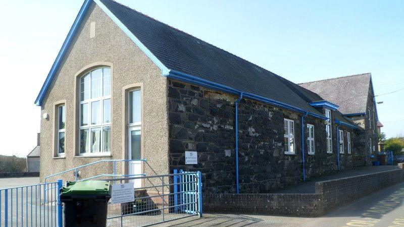 Ysgol gynradd nebo